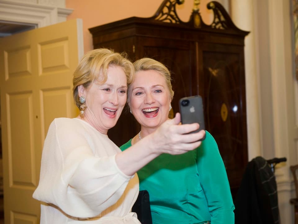 Meryl Streep und Hilary Clinton posieren für ein Selfie.