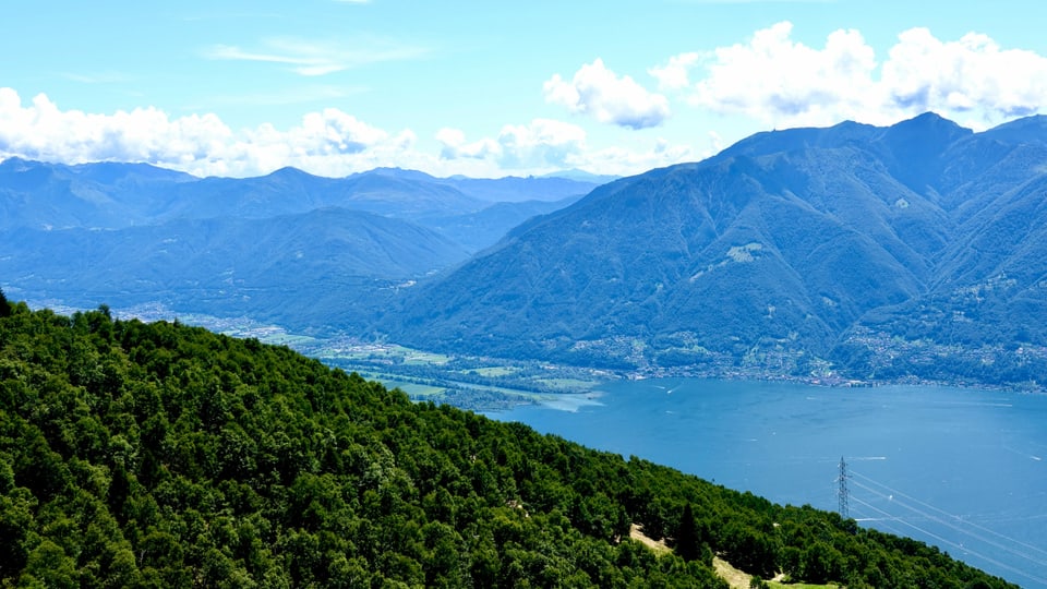 Blick von der Cimetta oberhalb von Locarno auf die Magadinoebene.