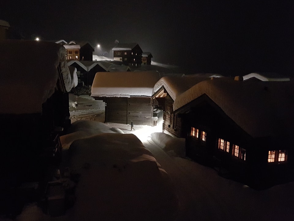 Dorf bei Nacht mit viel Schnee