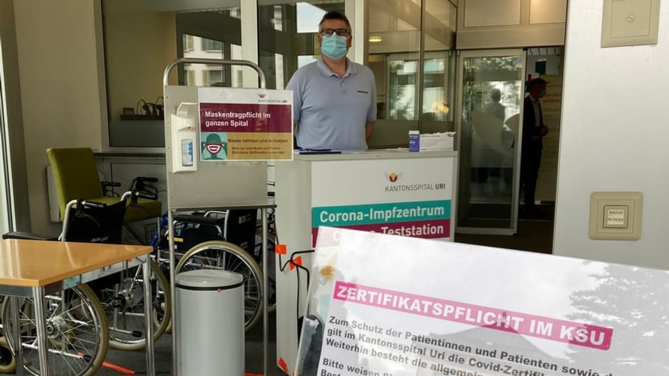 Gerhard Krummenacher kontrolliert die Zertifikate. Gerhard Krummenacher kontrolliert die Zertifikate.
