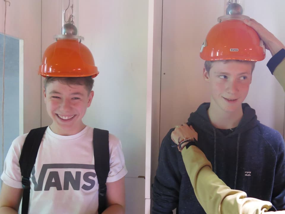 Zwei Schüler testen Helme