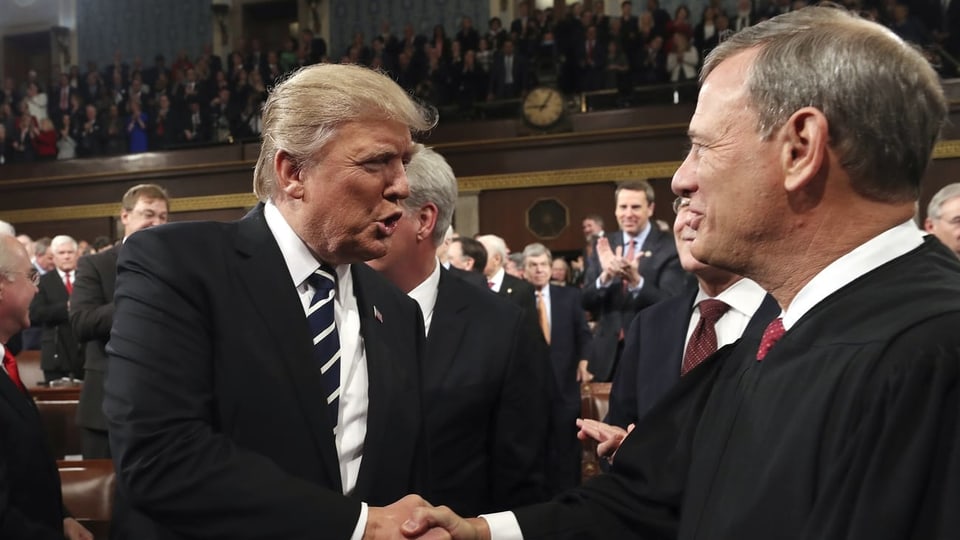 Justice John Roberts nahm Donald Trump im Januar 2017 den Amtseid ab. Roberts ist Vorsteher des Supreme Court. 