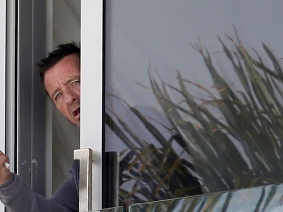 Phil Rudd schaut aus einem Fenster