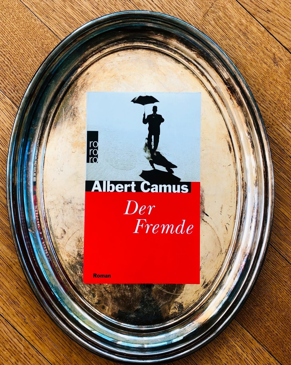 «Der Fremde» von Albert Camus liegt auf einem Silbertablett