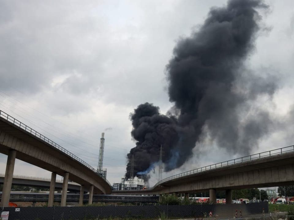 Zu sehen eine Rauchsäule und Autobahnen.