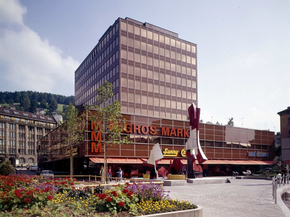 Das Einkaufszentrum Migros Neumarkt, aufgenommen im Jahr 1974.