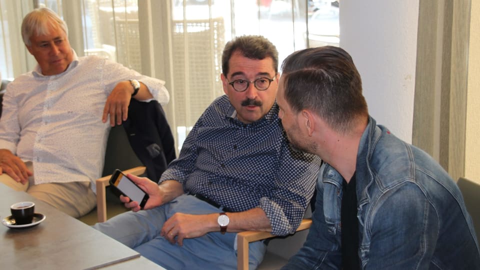 Reto Peritz (rechts) erklärt einem Teilnehmer, wie er die SRF-Inhalte online finden kann.