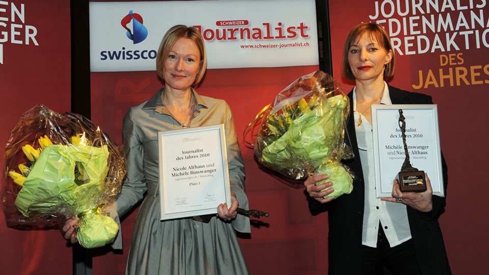 Die zwei Journalistinnen des Jahres 2010 bei der Preisverleihung mit Blumenstrauss in der Hand.