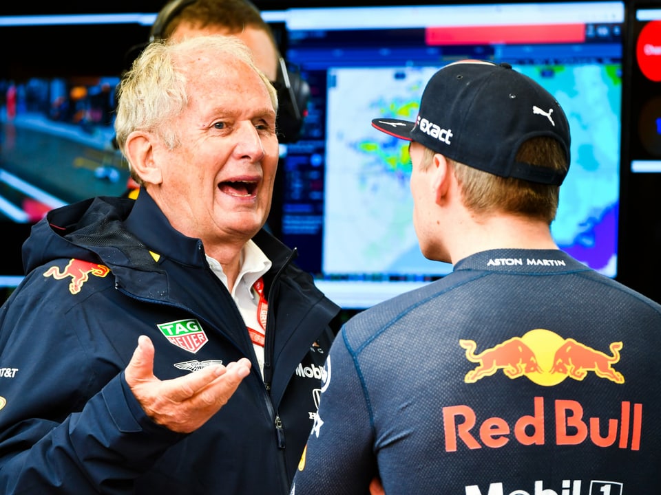 Red-Bull-Motorsportberater Helmut Marko im Gespräch mit Max Verstappen.