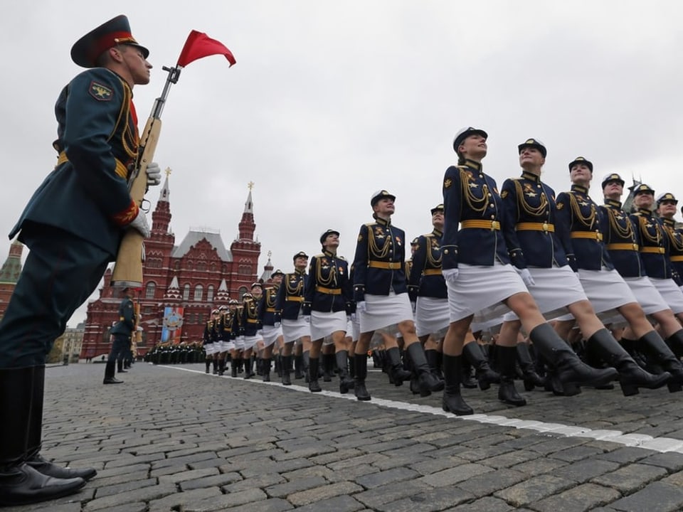 Weibliche russische Armeeangehörige marschieren an der Militärparade zum «Tag des Sieges» am 9. Mai 2017.