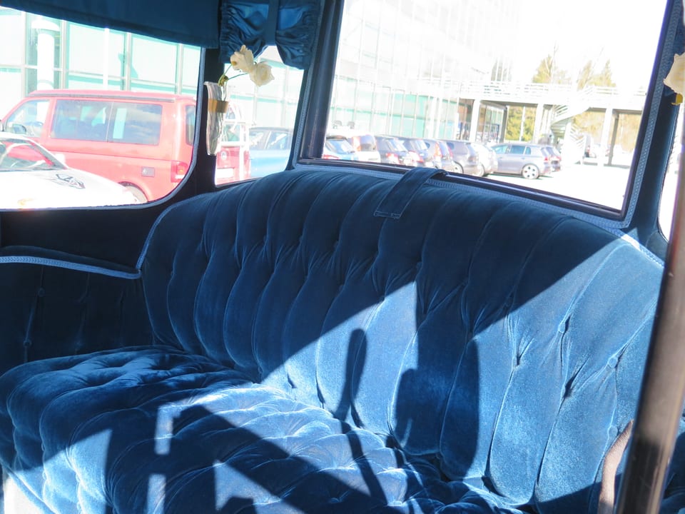 Sofa-artiges Sitzpolster im Innenraum des Autos