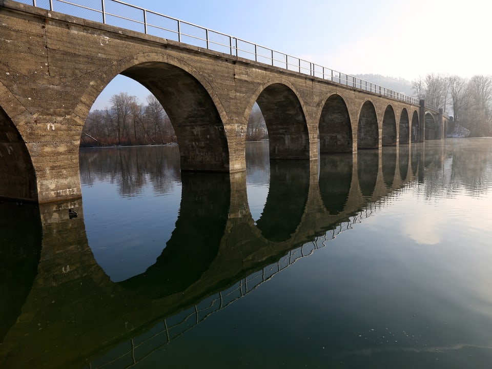 Spiegelbild einer Brücke 