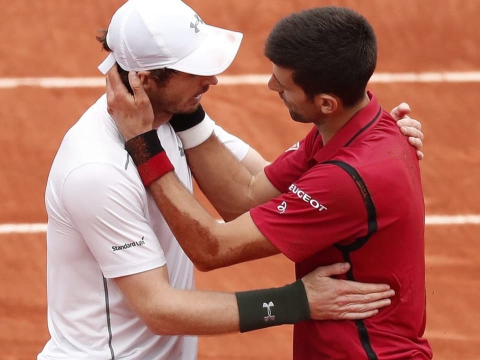 Wiedersehen auf Sand 6 Jahre später Novak Djokovic umarmt Andy Murray nach dem Match.