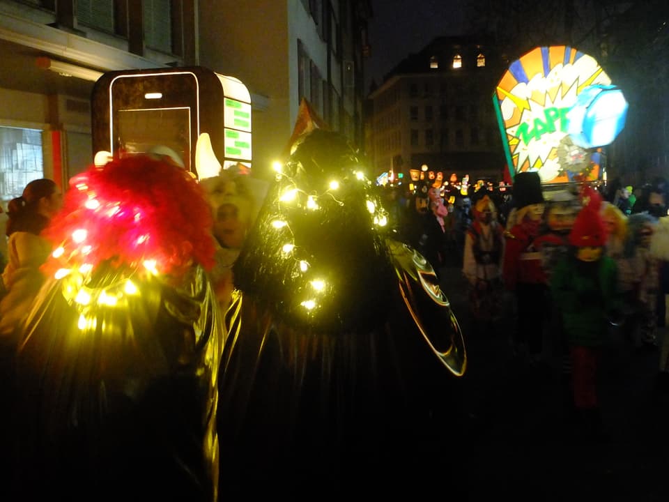 Laternen und Leucht-Kostüme.