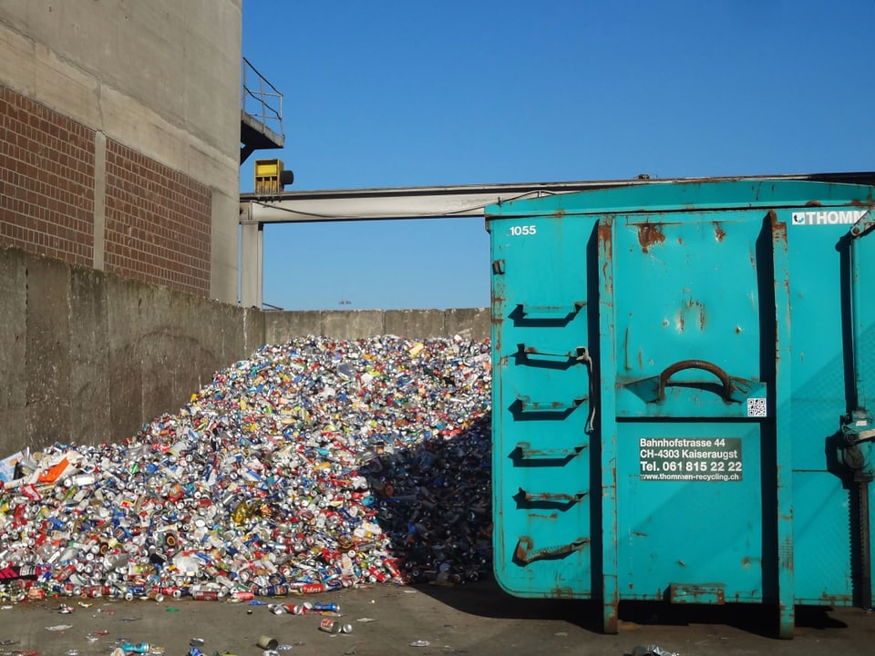 Alu Dosen, zum Recyceln gesammelt.