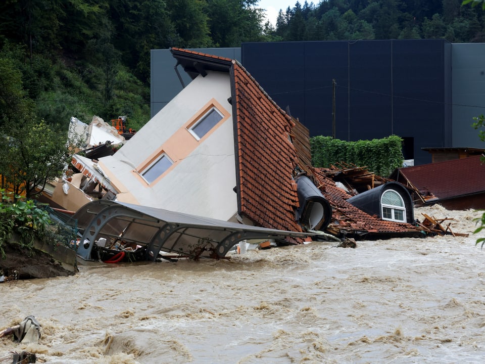 In Prevalje wurde ein ganzes Haus durch die Fluten zerstört. (06.08.2023)