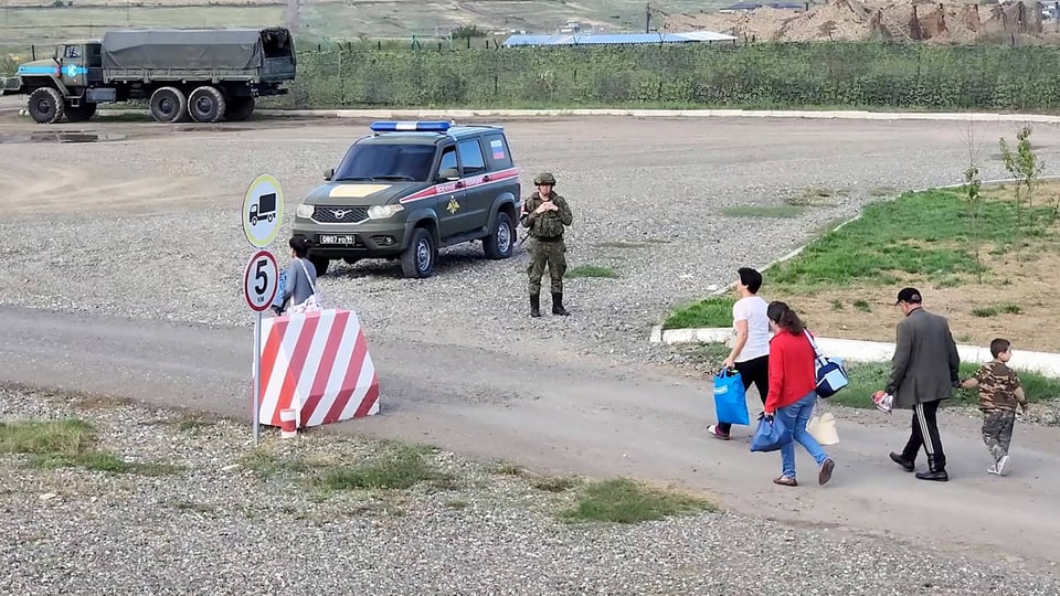 Russische Friedenstruppen evakuieren die Zivilbevölkerung von Bergkarabach.
