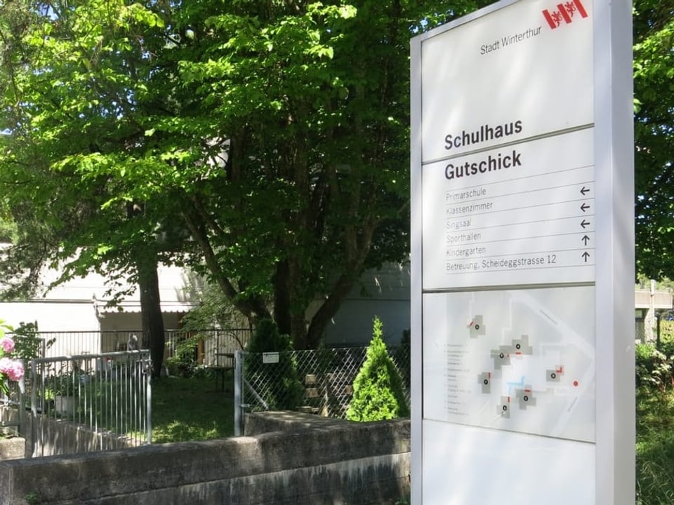 Eingangstafel Schulhaus Gutschick in Winterthur.