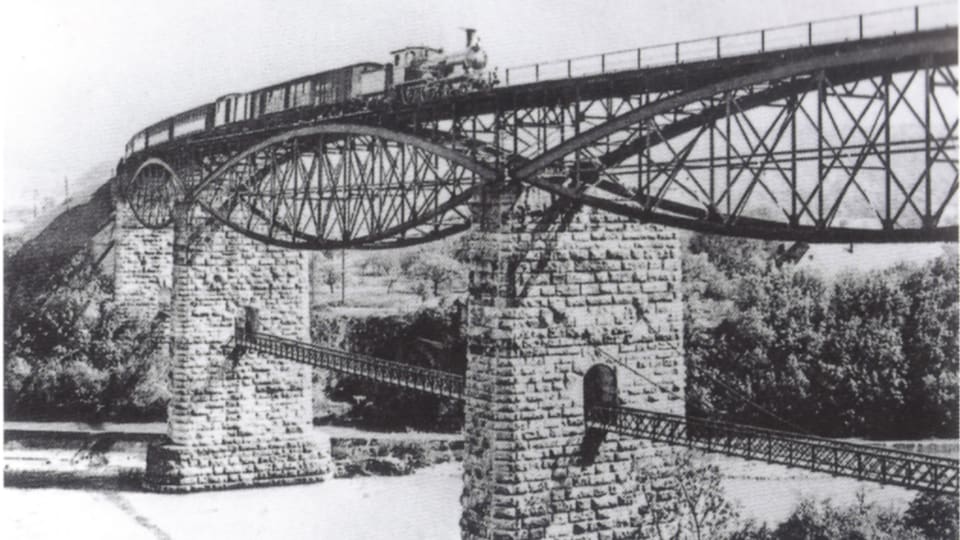Die Aufnahme der Aarebrücke auf der Bözberglinie zeigt noch die schwungvollen «Fischbauch-Träger» – eine Bauart, die heutzutage kaum noch verwendet wird.