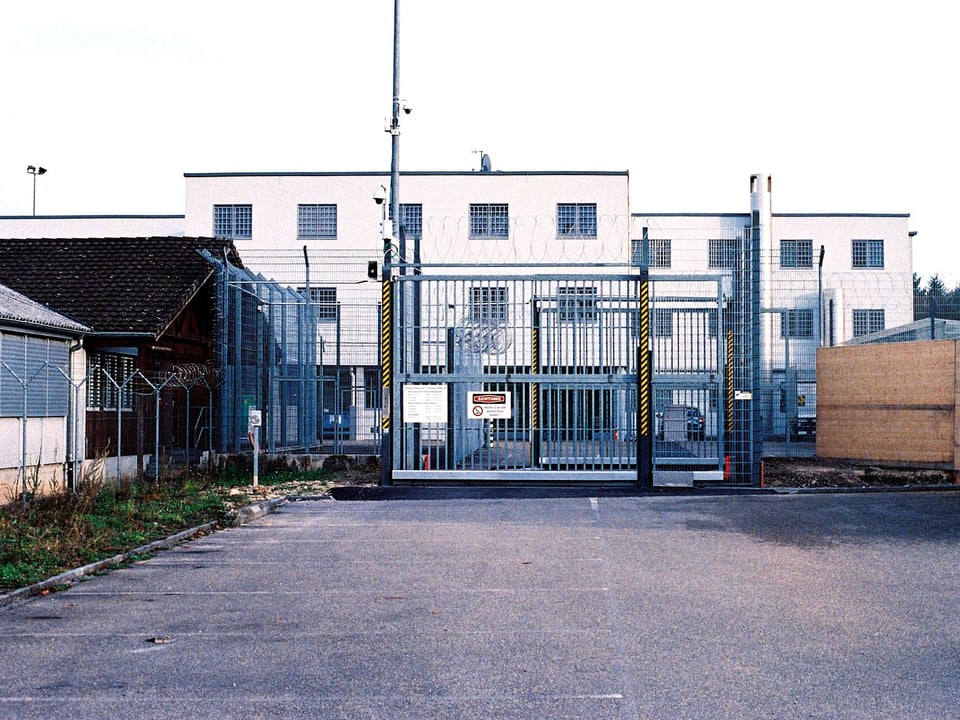 Aussenansicht des Gefängnisses, Rechts im Bild die Baustelle des Erweiterungsbaus. 