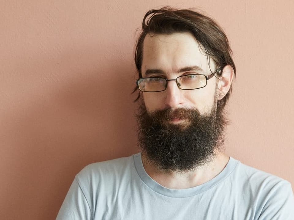 Mann mittleren Alters mit Brille und Bart 