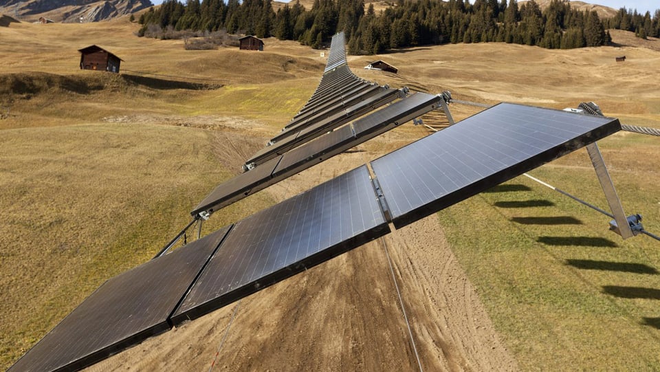 In Tenna ist der Skilift mit 82 Solarpanels bestückt. 