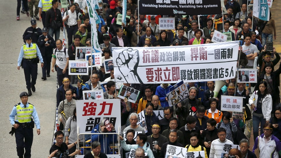 Hongkonger Demonstranten protestieren für die Freilassung der Buchhändler.