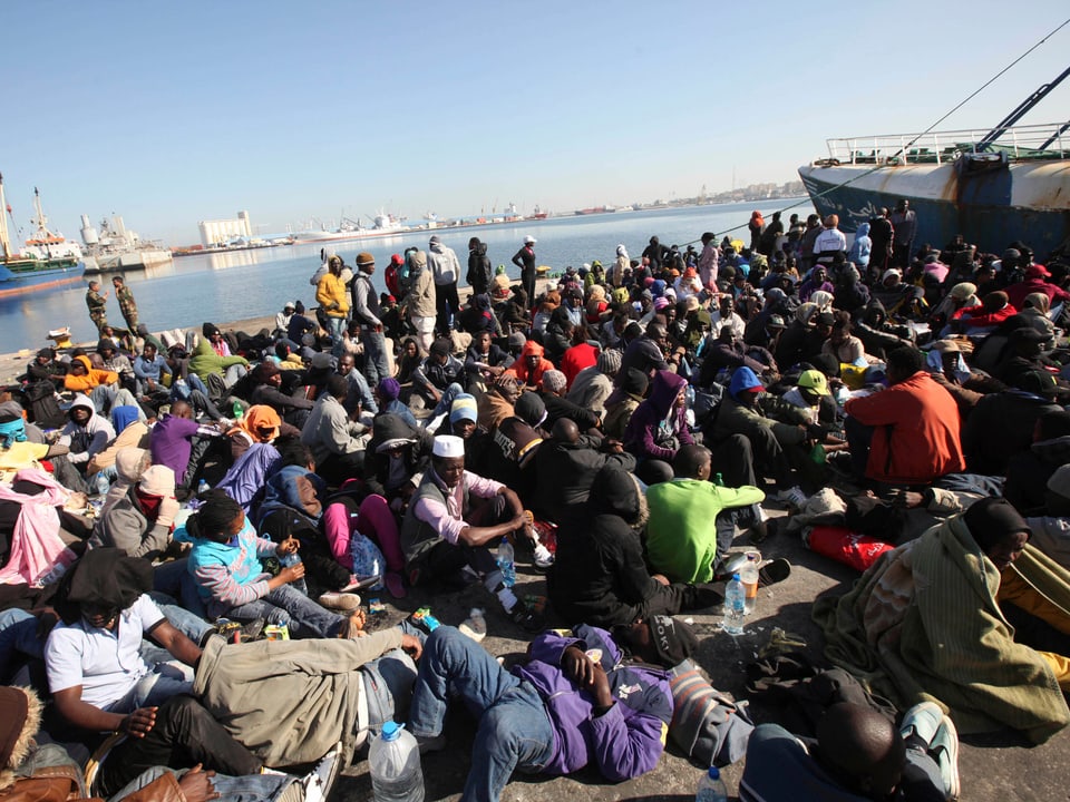 Flüchtlinge am Hafen von Tripolis.