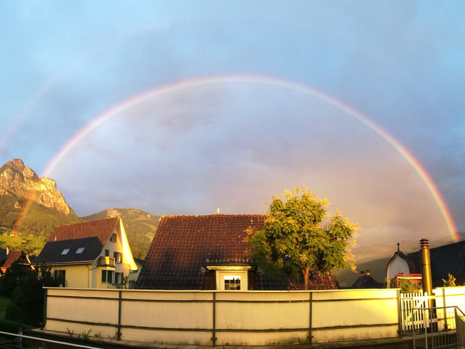 Ein wunderbarer Regenbogen in  Mythen in Schwyz, die Sonne kehrt zurück. 