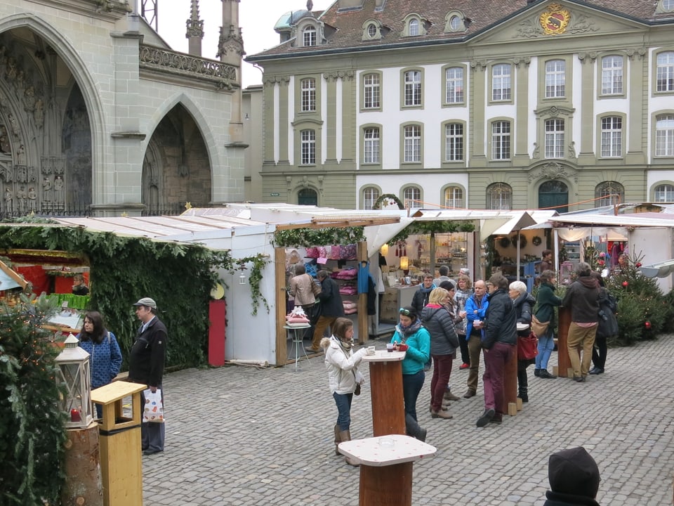 Blick über den Münsterplatz mit Weihnachtsmarkt.