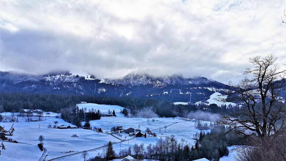 Viel Grau mit blauen Lücken am Sonntag auch in Schwarzenberg.