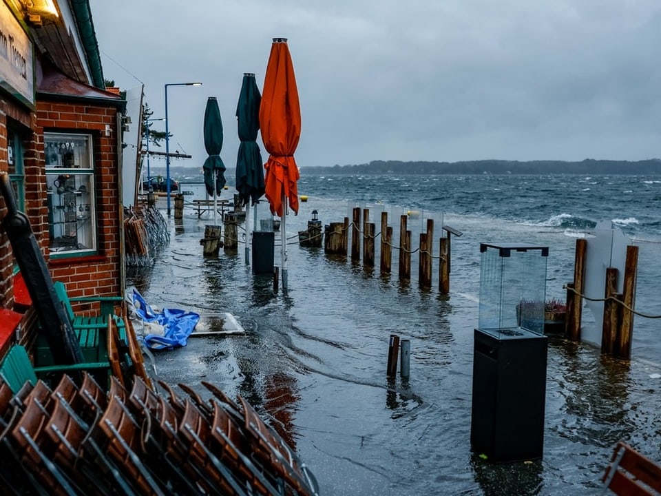 Strandrestaurants stehen unter Wasser.