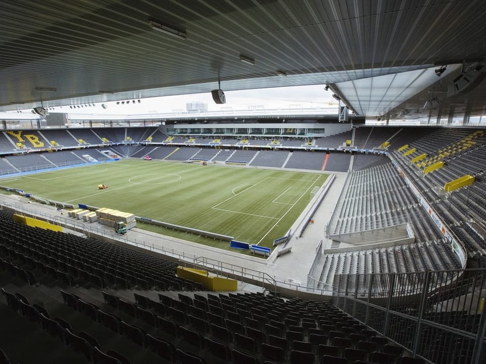 Blick auf das Spielfeld im Innern des Stadions. YB Logo bei den Zuschauerplätzen.