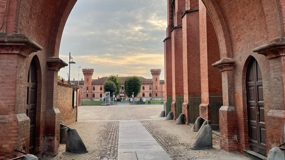 Torbogen und Schloss im Hintergrund