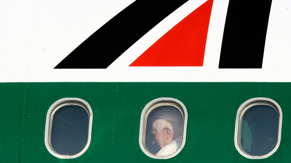 Kopf des Papstes zu sehen durchs Fenster eines Flugzeugs in Rom.