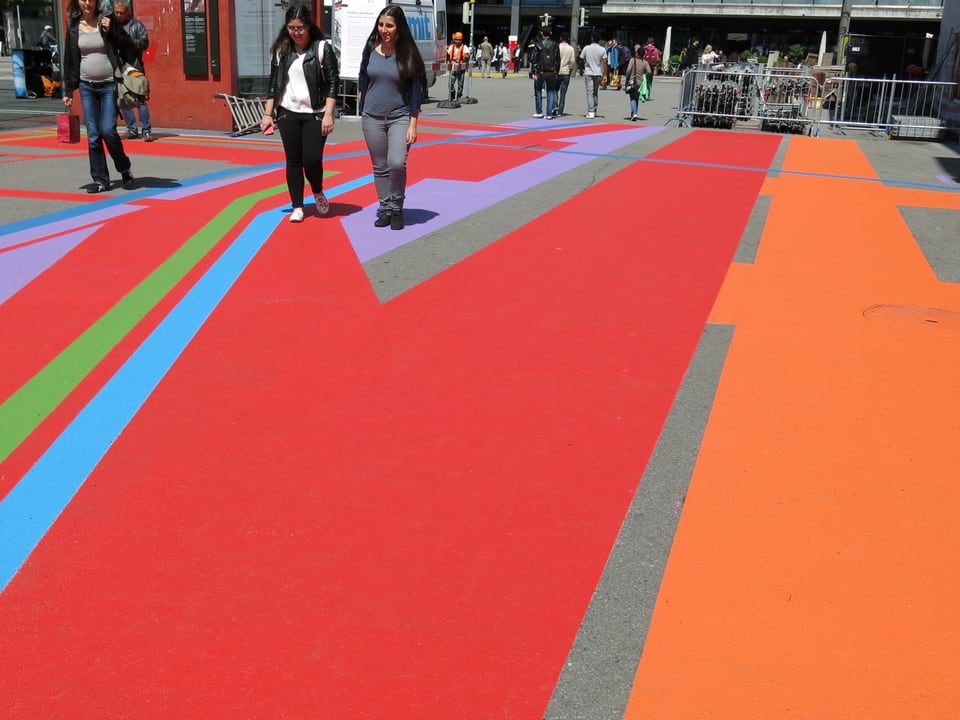 Ein Teppich aus Farbe zeigt die über- und nebeneinander liegenden Werkleitungen unter dem Bahnhofplatz.