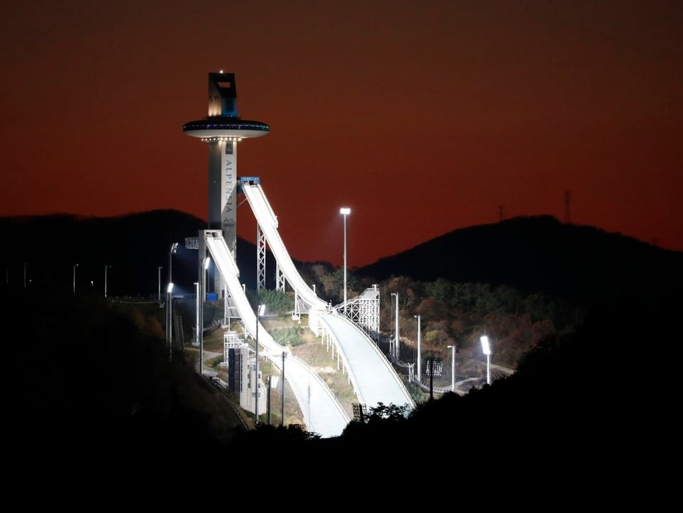 Blick auf die im Dunkeln beleuchteten Sprungschanzen im «Alpensia Jumping Park».