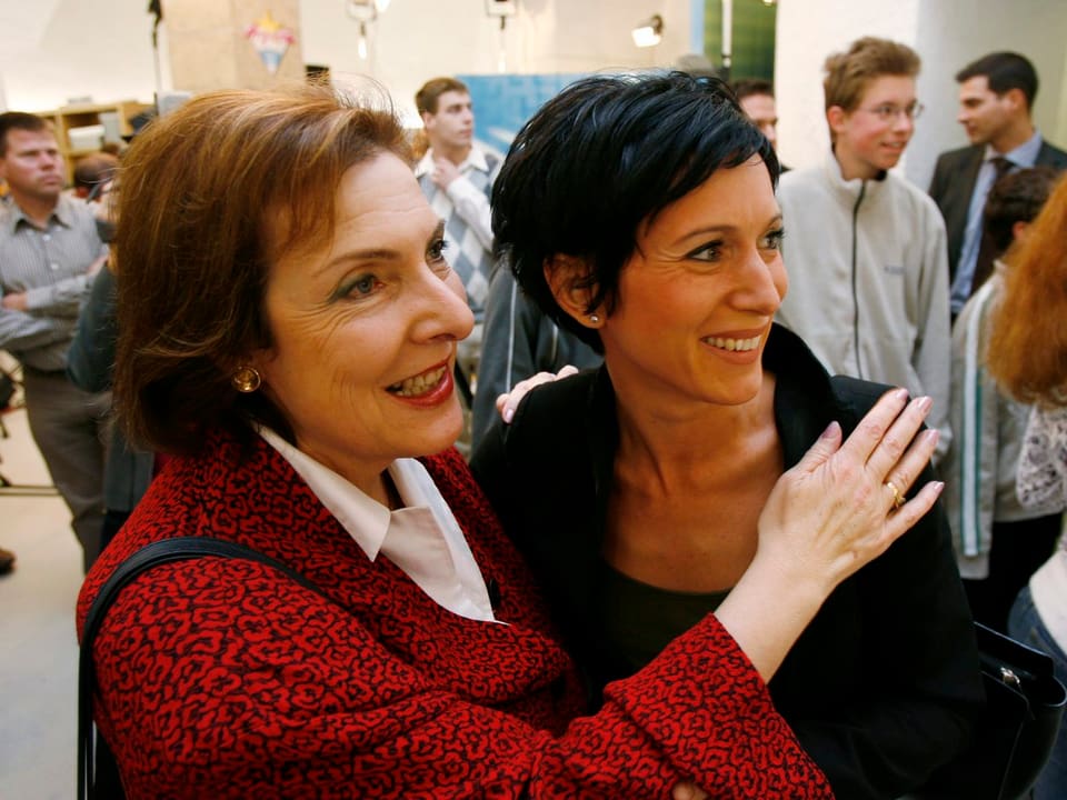 Christine Egerszegi steht neben SP-Politikerin Pascale Bruderer