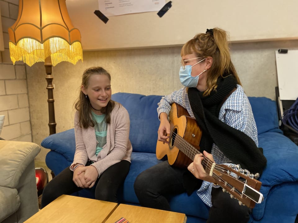 Sängerin Caro spielt vor Paula Gitarre