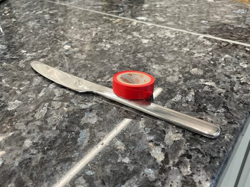 Messer mit rotem Klebeband