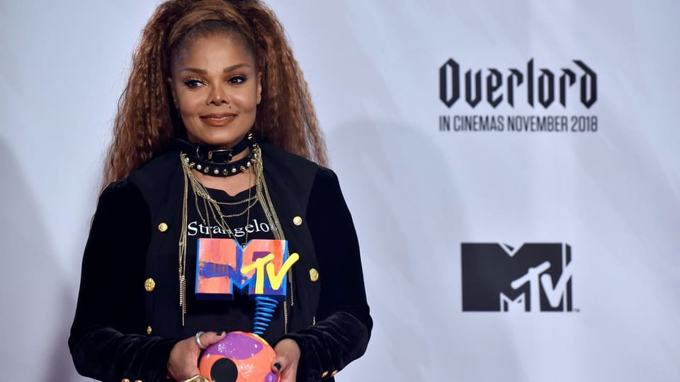 Janet Jackson hält eine Trophäe von MTV