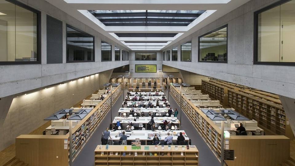 Lesesaal der Bibliothek der Uni Bern