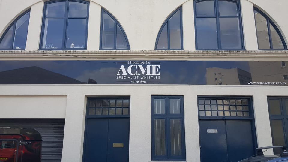 Das Gebäude von Acme Whistles.
