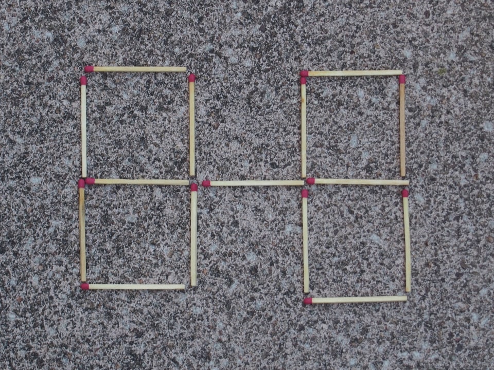Aufgabe 5. Zwei Streichhölzer sind so umzulegen, dass fünf gleich grosse Quadrate entstehen.