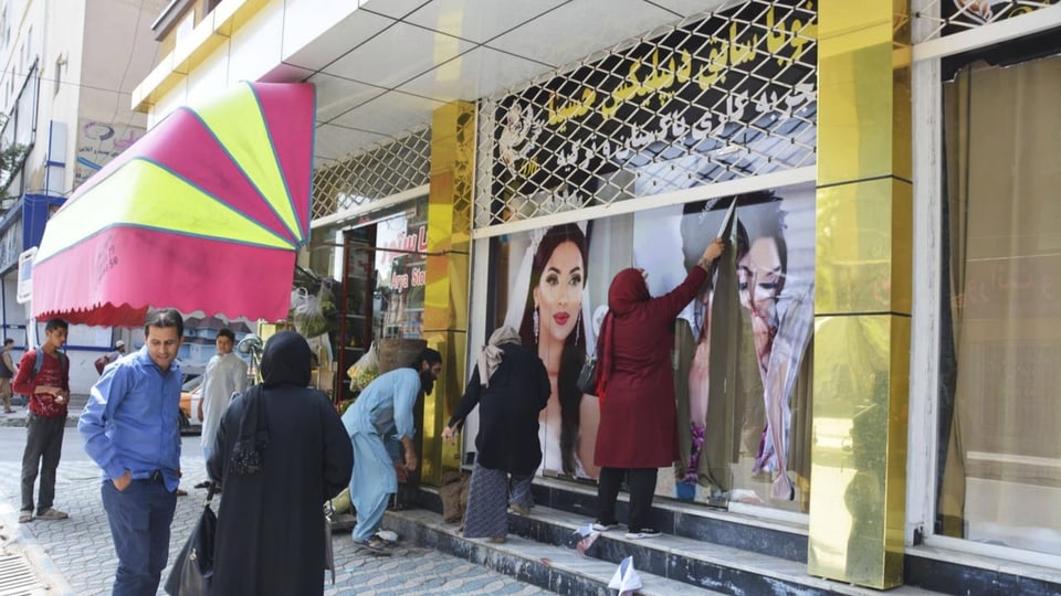 Frauenplakate in Afghanistan werden übermalt