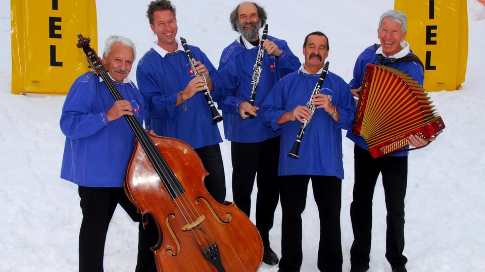 Band Engadiner Ländlerfründe in blauen Sennenchutteli mit Instrumenten.