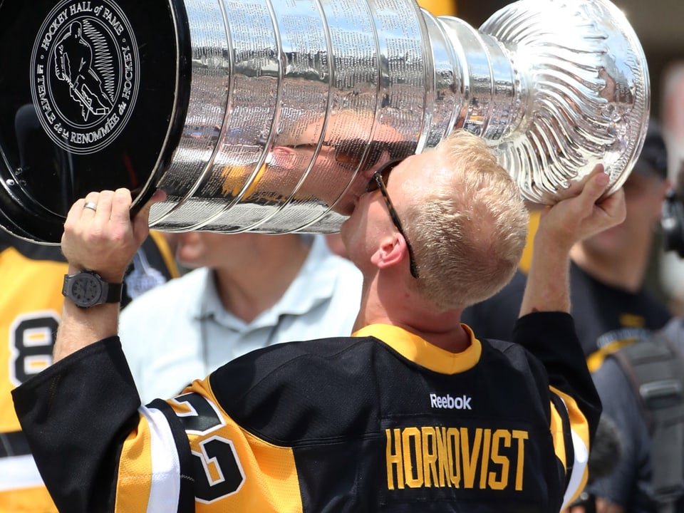 Patric Hornqvist küsst den Stanley Cup.
