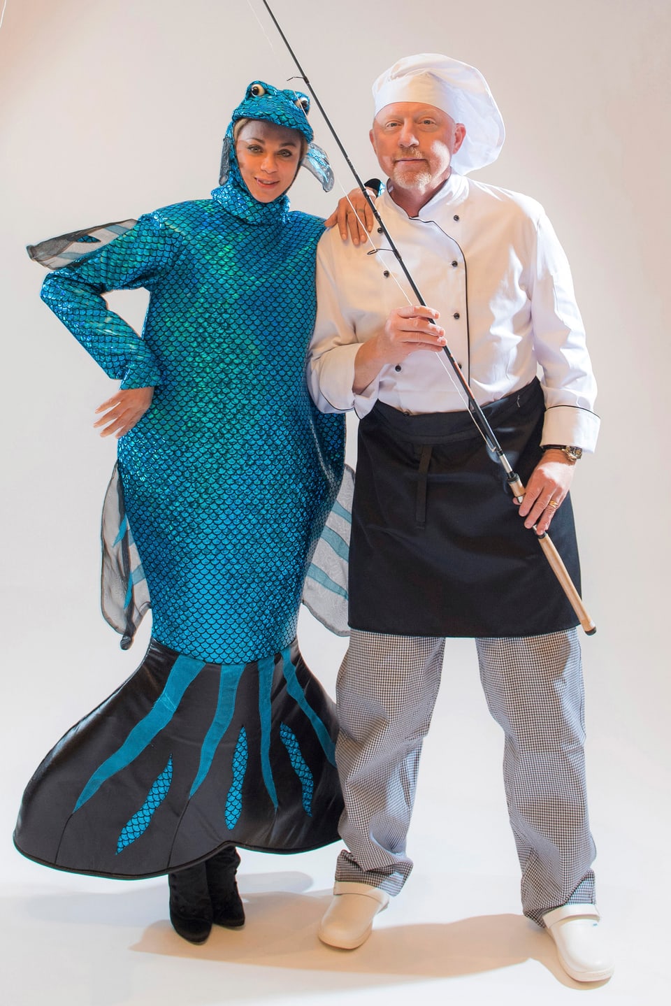 Lilly und Boris Becker posieren verkleidet als Fischer und Fisch vor der Kamera