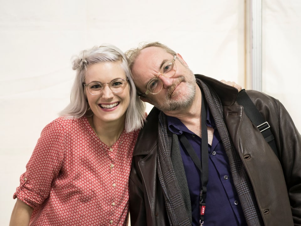  Moderatorin Tina und Peter Schneider mit ähnlichen Brillen