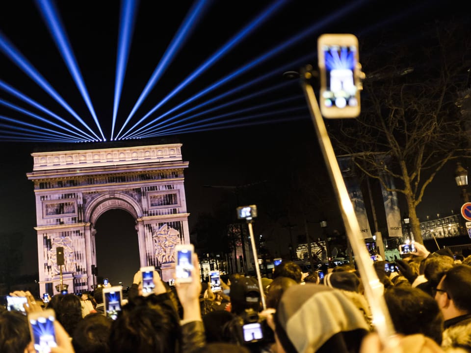 Laser-Show über dem Arc de Triomphe.